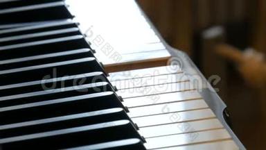 没有钢琴家的神秘自弹钢琴。 钢琴的琴键自己弹.. 万圣节的概念。